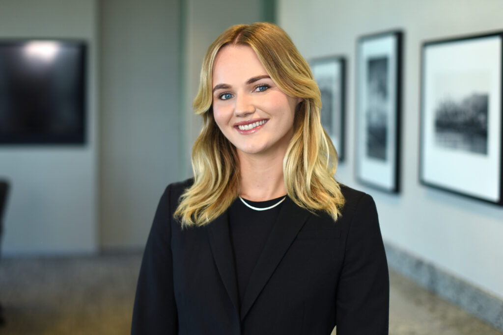 Zoe E. Vikstrom - Associate - Los Angeles